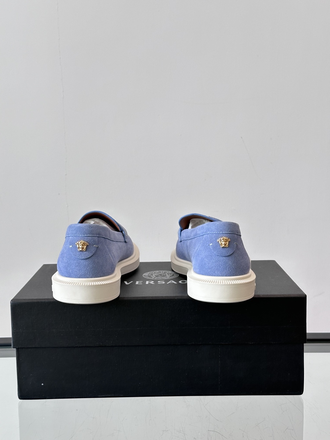 VERSACE范思哲2025新款时尚休闲运动男鞋👞！绒面皮革的材质不仅触感柔软，还散发着低调的魅力。内部