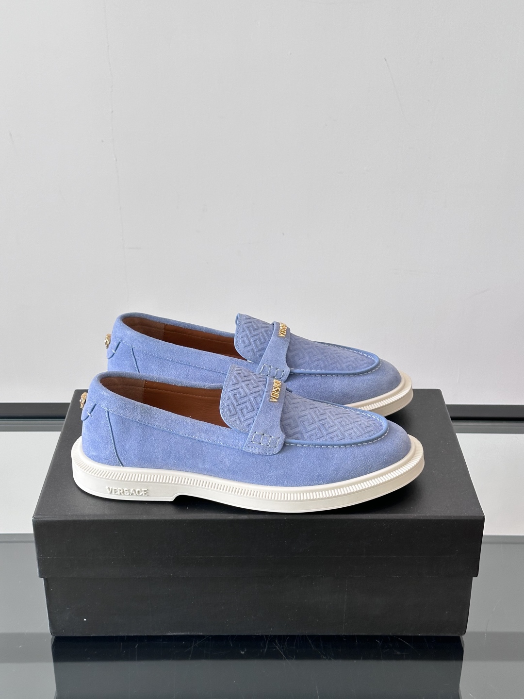 VERSACE范思哲2025新款时尚休闲运动男鞋👞！绒面皮革的材质不仅触感柔软，还散发着低调的魅力。内部