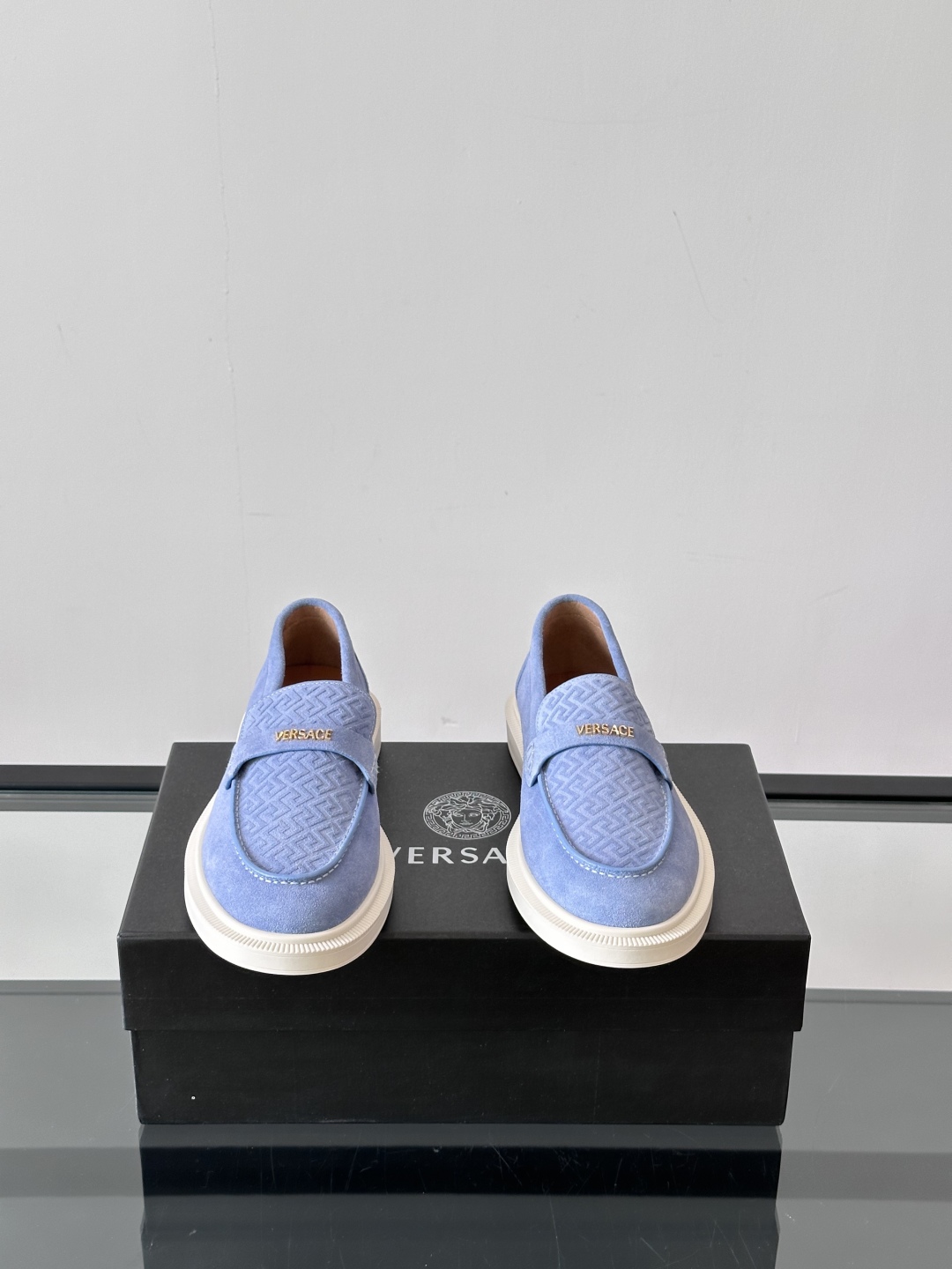 VERSACE范思哲2025新款时尚休闲运动男鞋👞！绒面皮革的材质不仅触感柔软，还散发着低调的魅力。内部