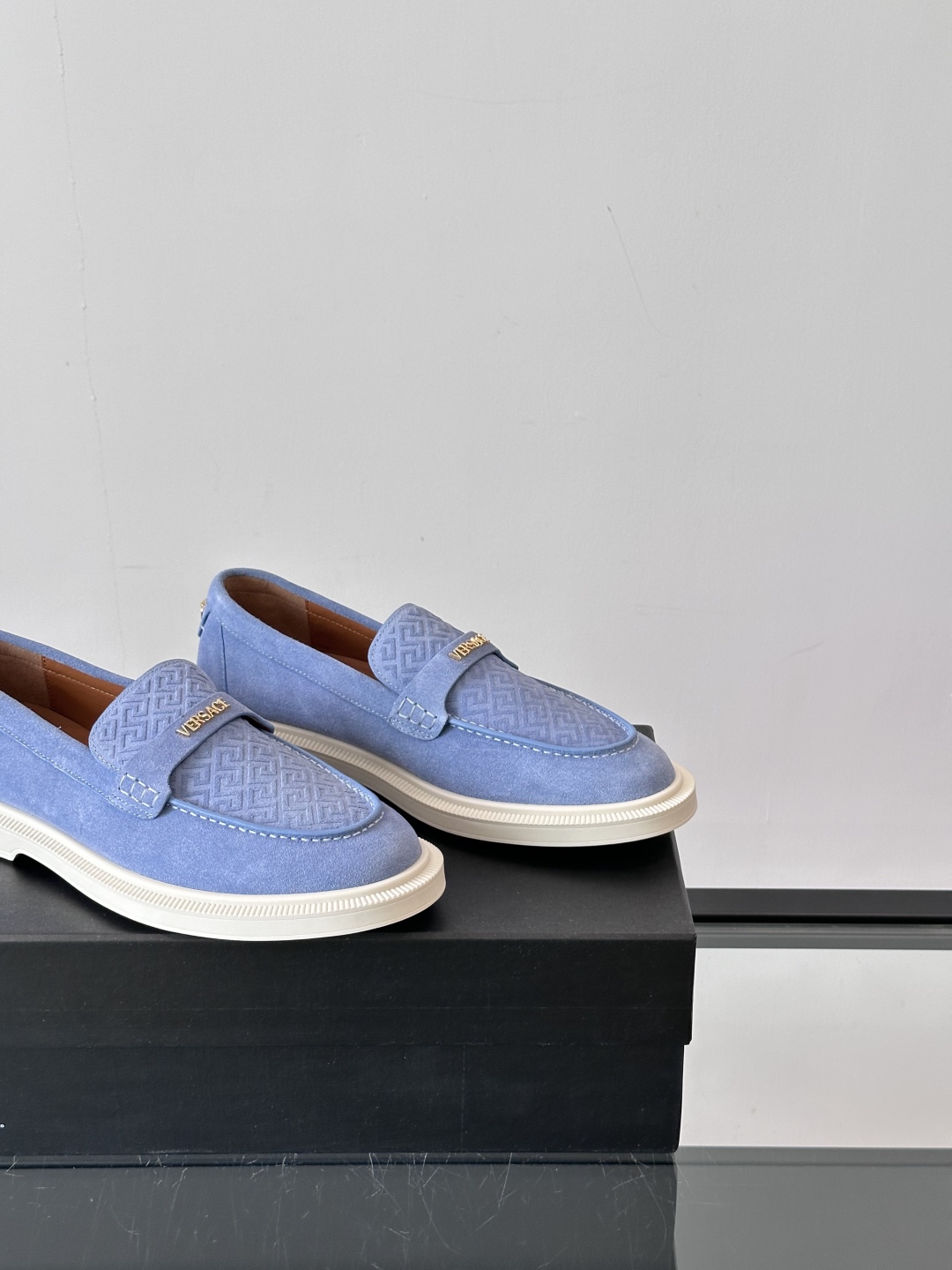 VERSACE范思哲2025新款时尚休闲运动男鞋👞！绒面皮革的材质不仅触感柔软，还散发着低调的魅力。内部
