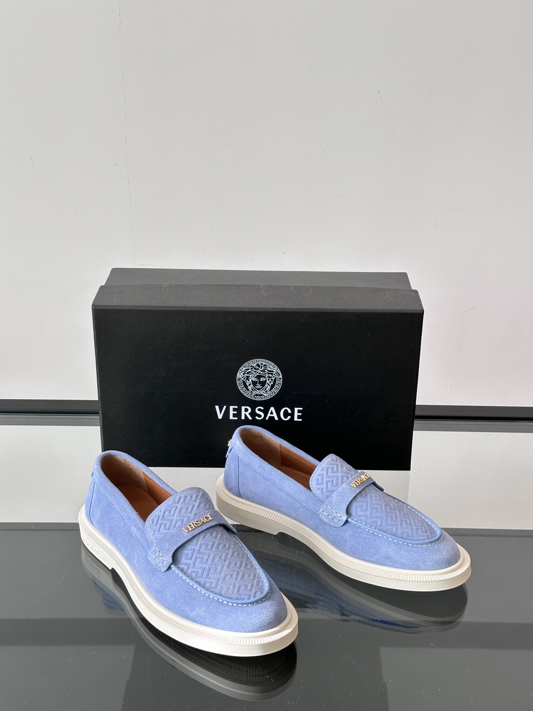 VERSACE范思哲2025新款时尚休闲运动男鞋👞！绒面皮革的材质不仅触感柔软，还散发着低调的魅力。内部