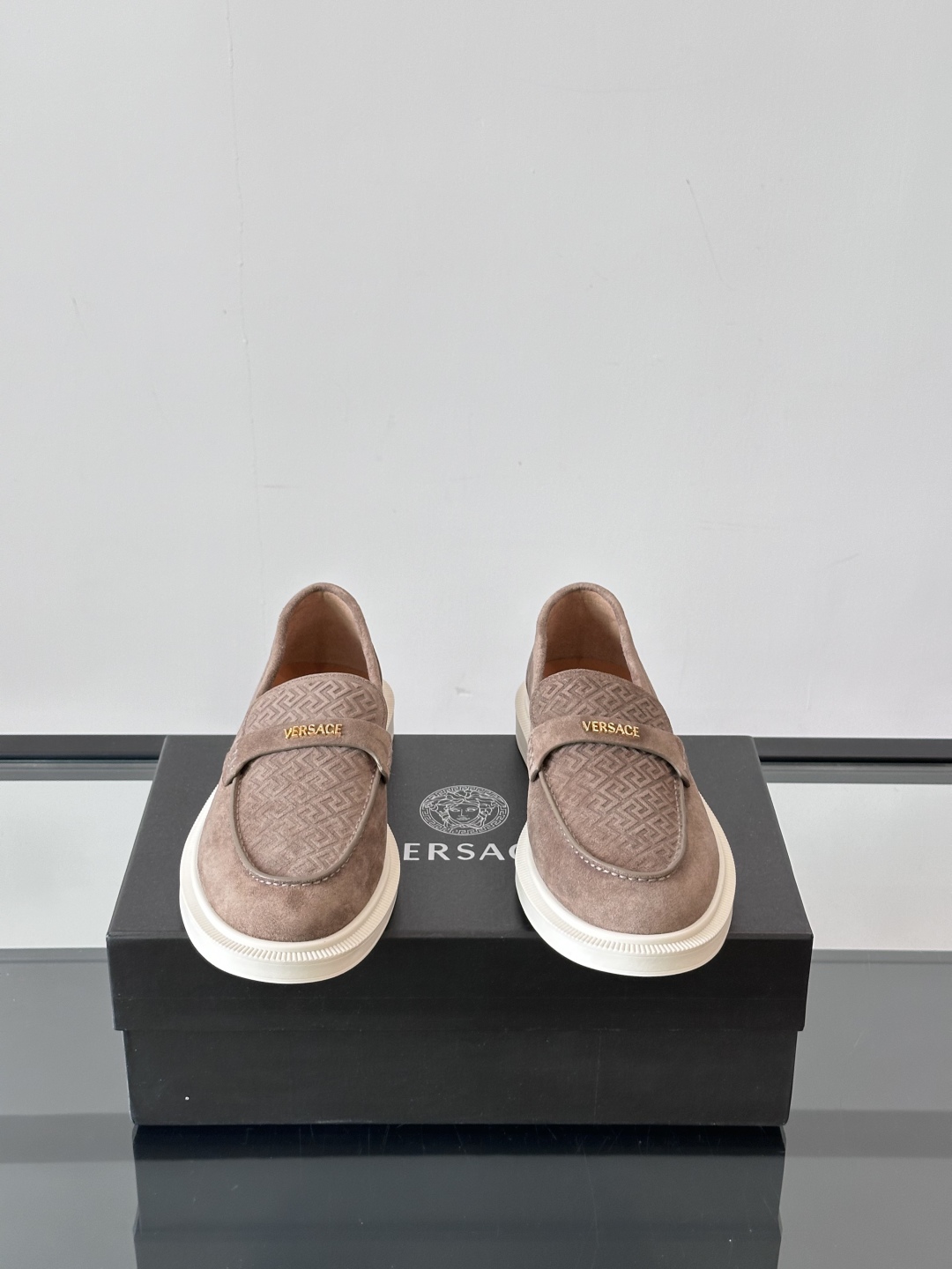 VERSACE范思哲2025新款时尚休闲运动男鞋👞！绒面皮革的材质不仅触感柔软，还散发着低调的魅力。内部