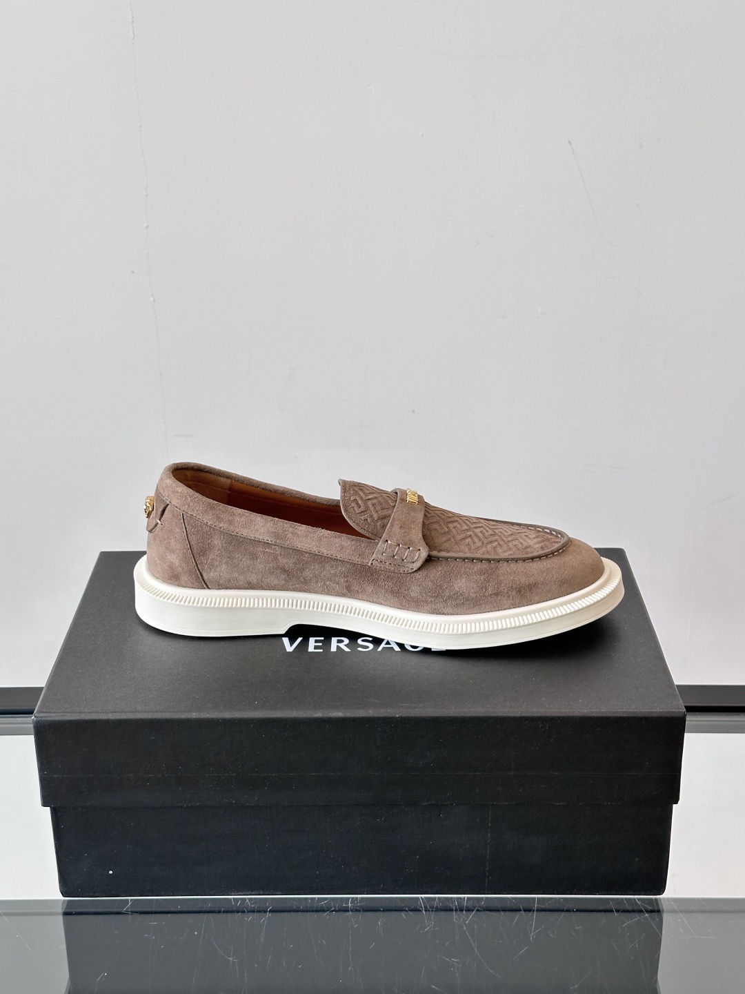 VERSACE范思哲2025新款时尚休闲运动男鞋👞！绒面皮革的材质不仅触感柔软，还散发着低调的魅力。内部