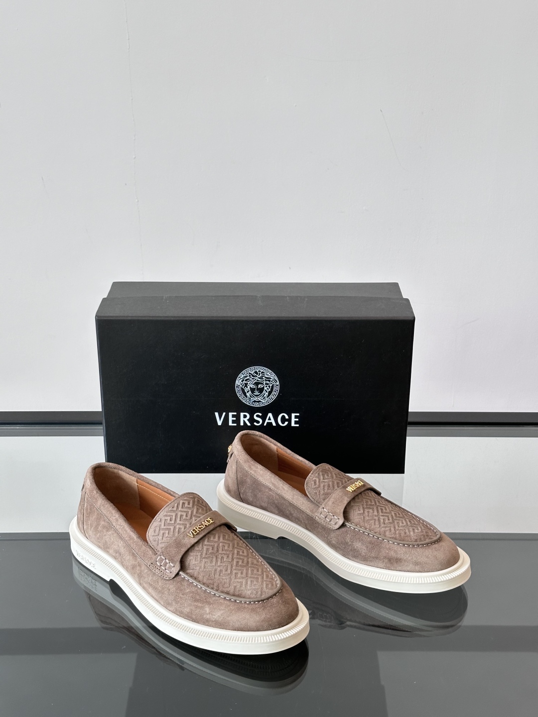 VERSACE范思哲2025新款时尚休闲运动男鞋👞！绒面皮革的材质不仅触感柔软，还散发着低调的魅力。内部