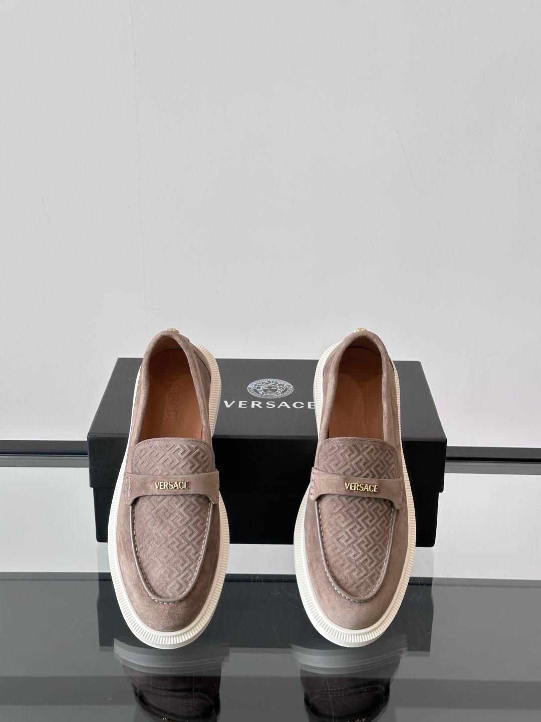 VERSACE范思哲2025新款时尚休闲运动男鞋👞！绒面皮革的材质不仅触感柔软，还散发着低调的魅力。内部