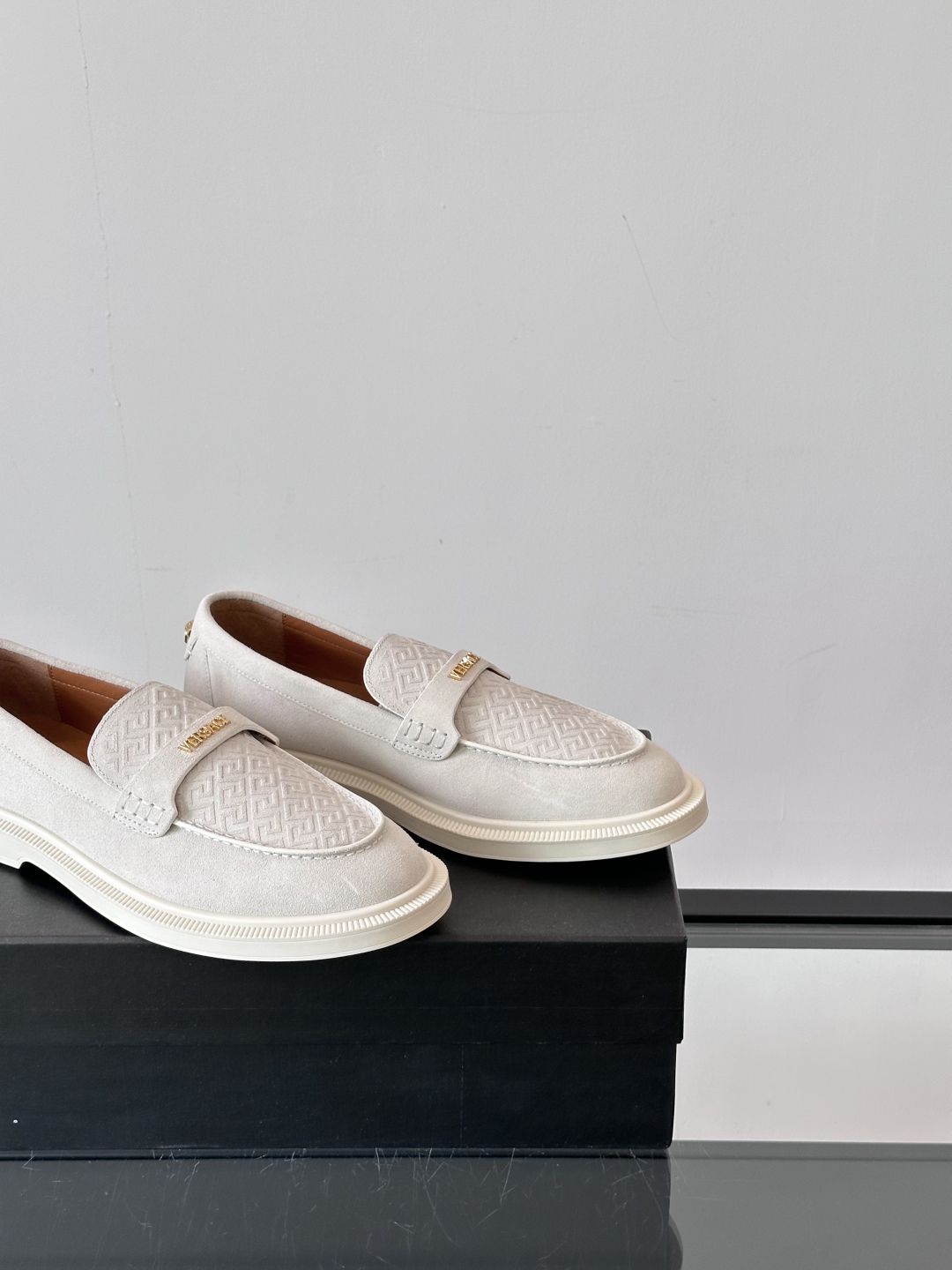 VERSACE范思哲2025新款时尚休闲运动男鞋👞！绒面皮革的材质不仅触感柔软，还散发着低调的魅力。内部
