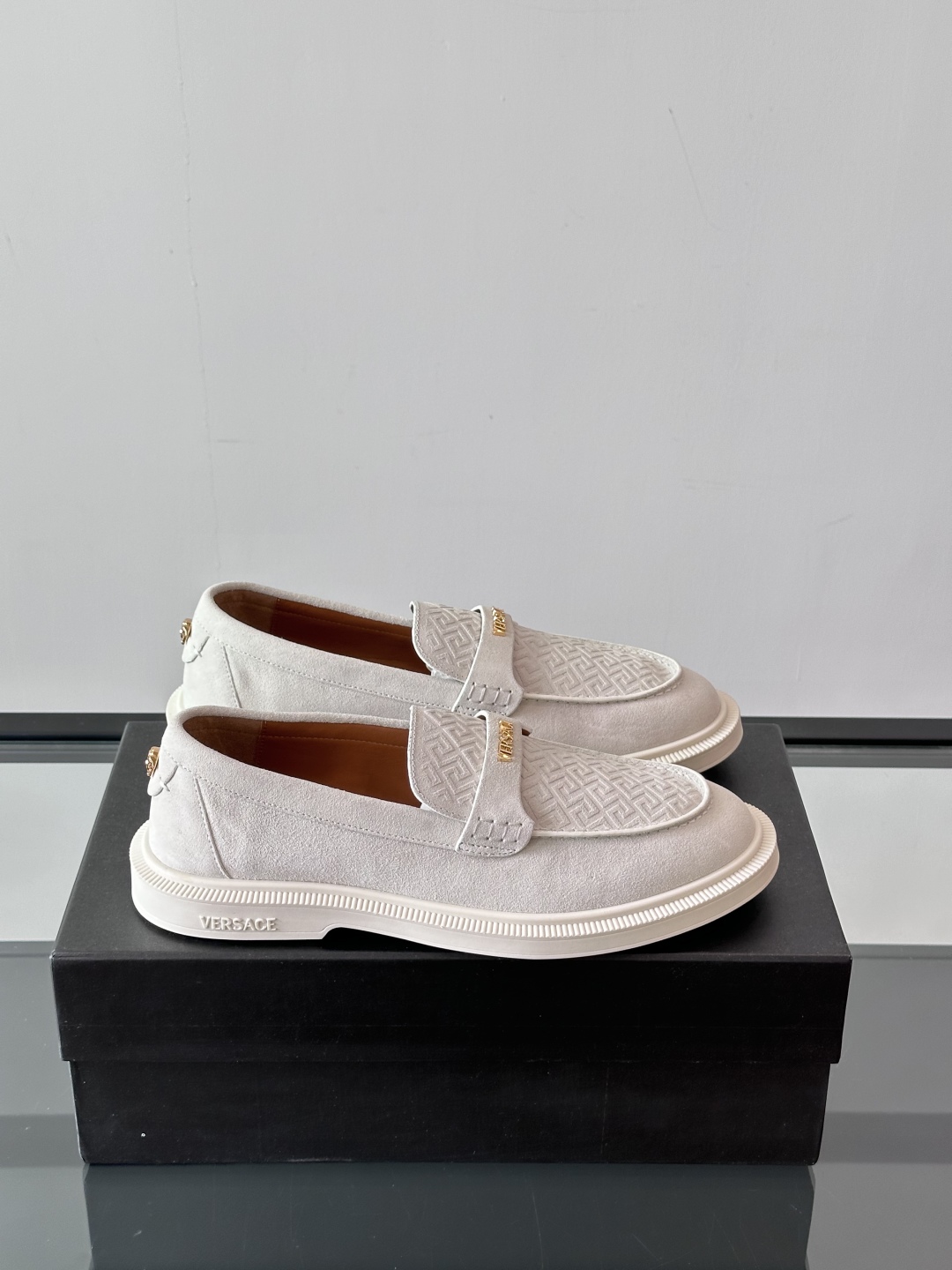 VERSACE范思哲2025新款时尚休闲运动男鞋👞！绒面皮革的材质不仅触感柔软，还散发着低调的魅力。内部