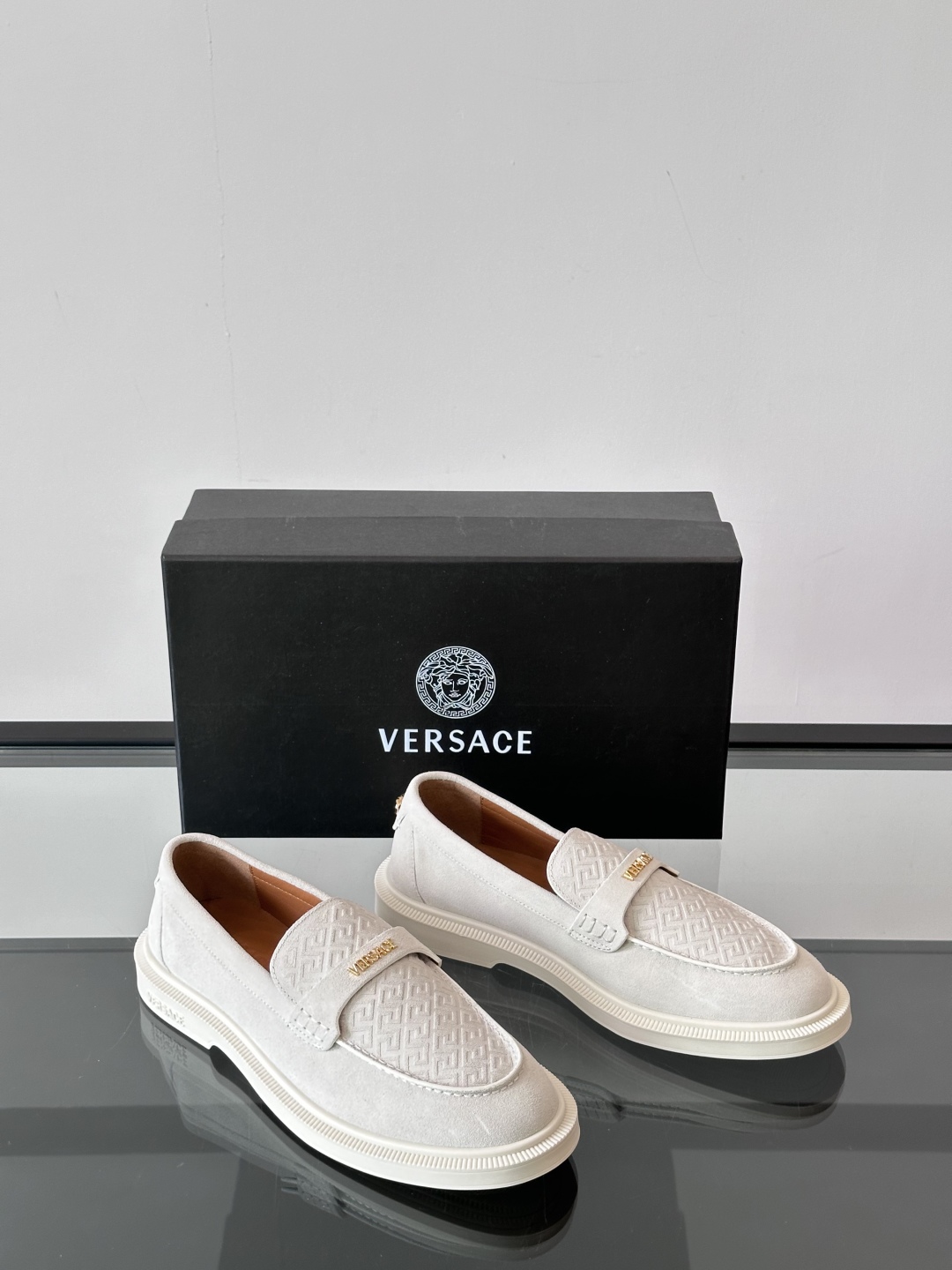 VERSACE范思哲2025新款时尚休闲运动男鞋👞！绒面皮革的材质不仅触感柔软，还散发着低调的魅力。内部
