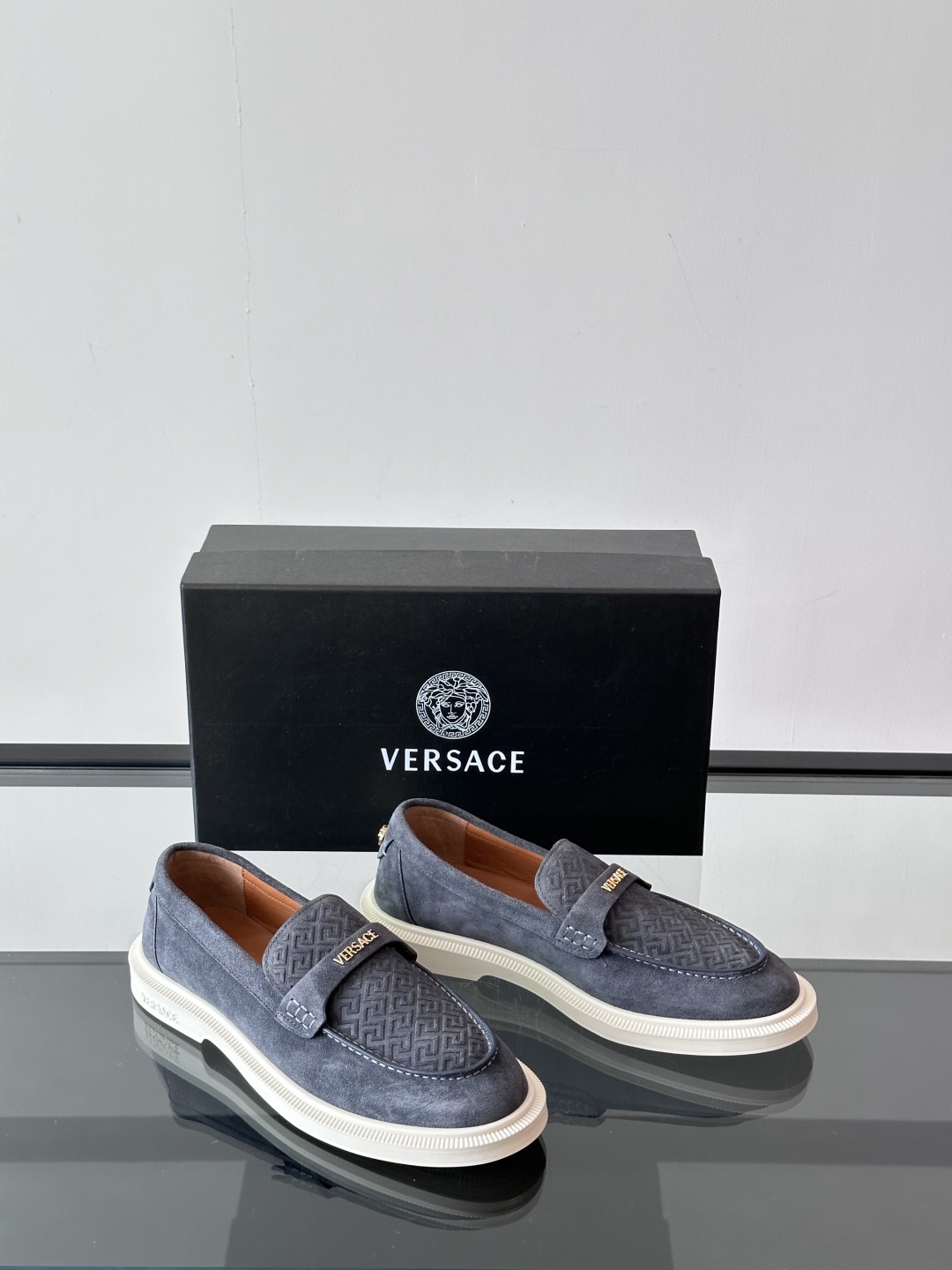 VERSACE范思哲2025新款时尚休闲运动男鞋👞！绒面皮革的材质不仅触感柔软，还散发着低调的魅力。内部