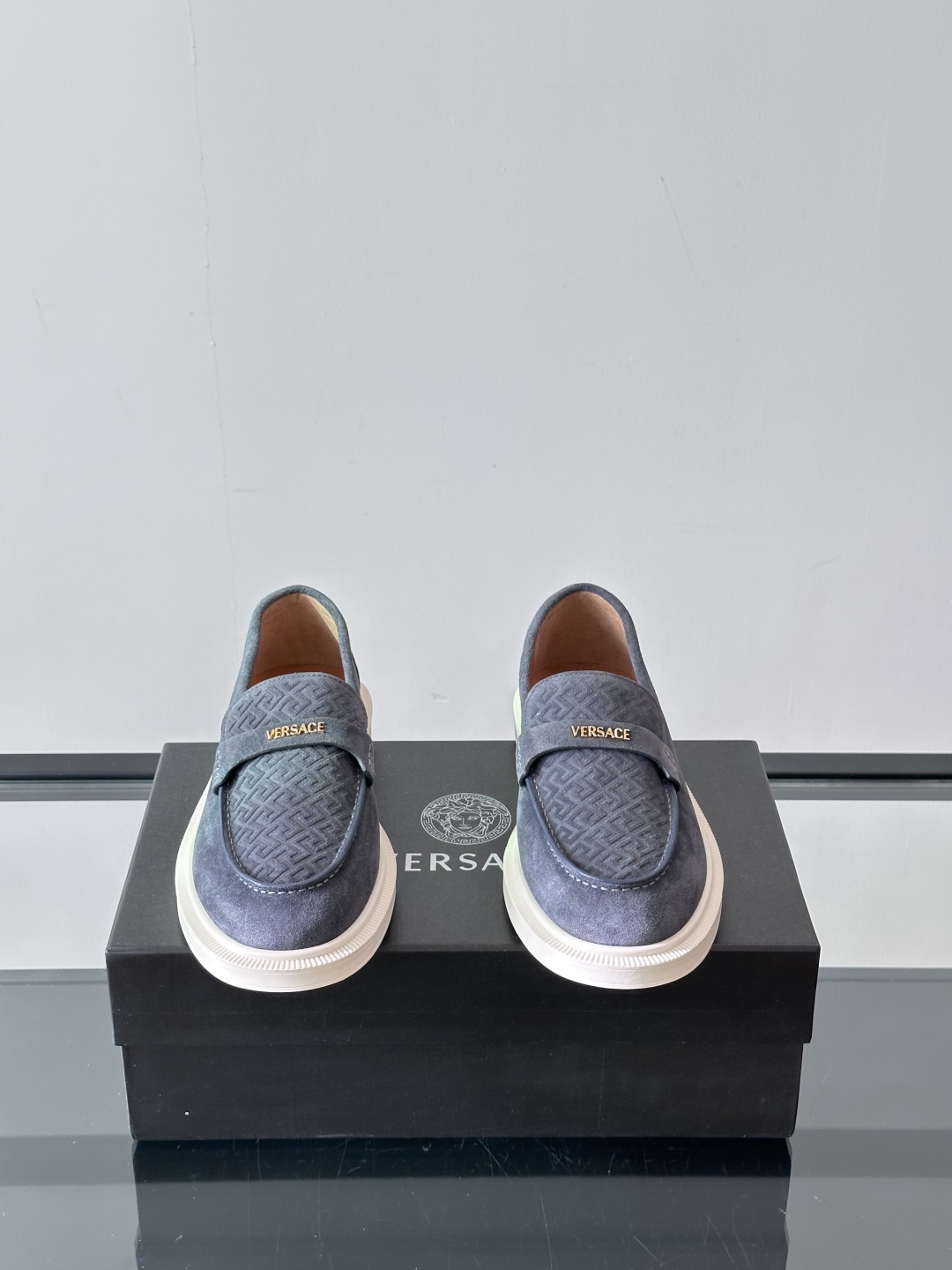 VERSACE范思哲2025新款时尚休闲运动男鞋👞！绒面皮革的材质不仅触感柔软，还散发着低调的魅力。内部