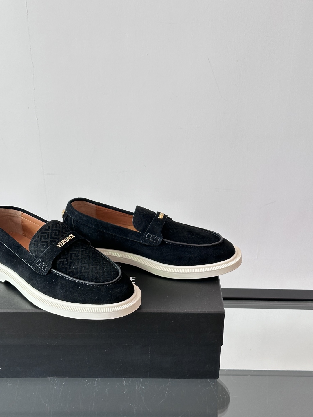 VERSACE范思哲2025新款时尚休闲运动男鞋👞！绒面皮革的材质不仅触感柔软，还散发着低调的魅力。内部