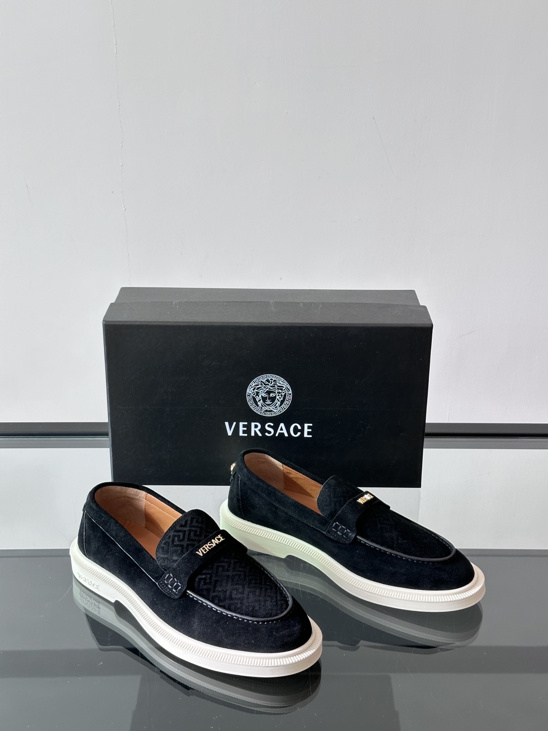 VERSACE范思哲2025新款时尚休闲运动男鞋👞！绒面皮革的材质不仅触感柔软，还散发着低调的魅力。内部