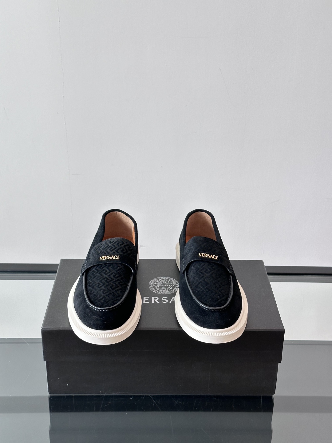 VERSACE范思哲2025新款时尚休闲运动男鞋👞！绒面皮革的材质不仅触感柔软，还散发着低调的魅力。内部