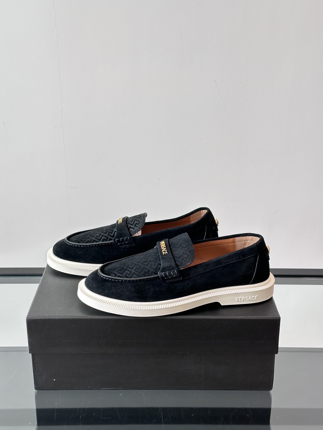VERSACE范思哲2025新款时尚休闲运动男鞋👞！绒面皮革的材质不仅触感柔软，还散发着低调的魅力。内部
