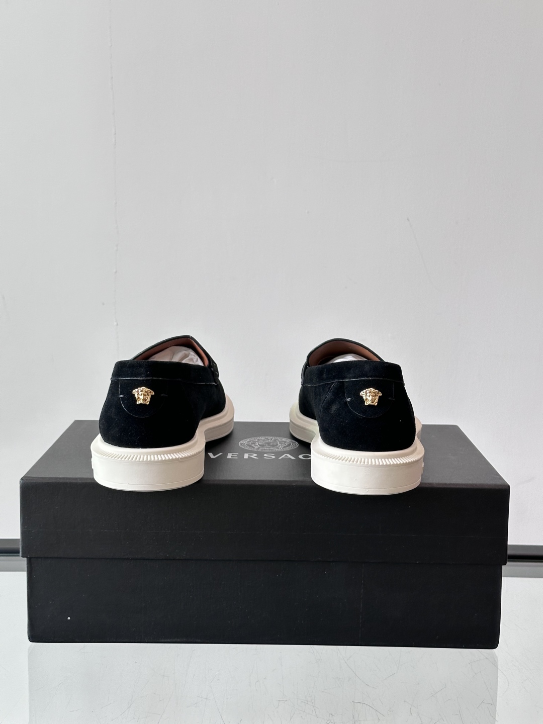 VERSACE范思哲2025新款时尚休闲运动男鞋👞！绒面皮革的材质不仅触感柔软，还散发着低调的魅力。内部
