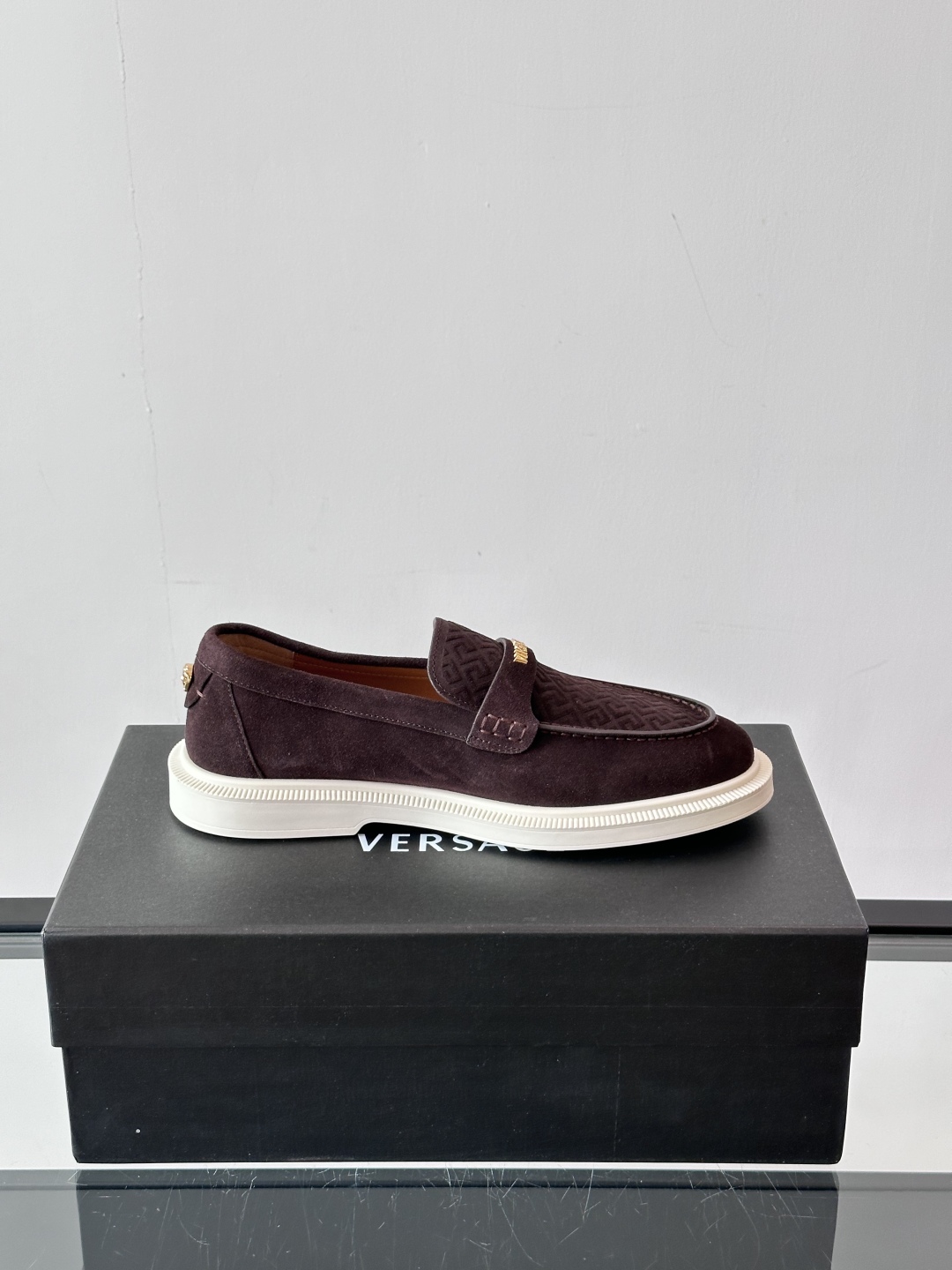 VERSACE范思哲2025新款时尚休闲运动男鞋👞！绒面皮革的材质不仅触感柔软，还散发着低调的魅力。内部
