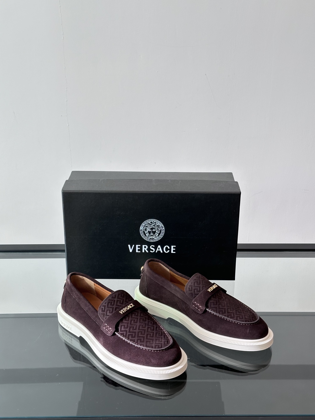 VERSACE范思哲2025新款时尚休闲运动男鞋👞！绒面皮革的材质不仅触感柔软，还散发着低调的魅力。内部