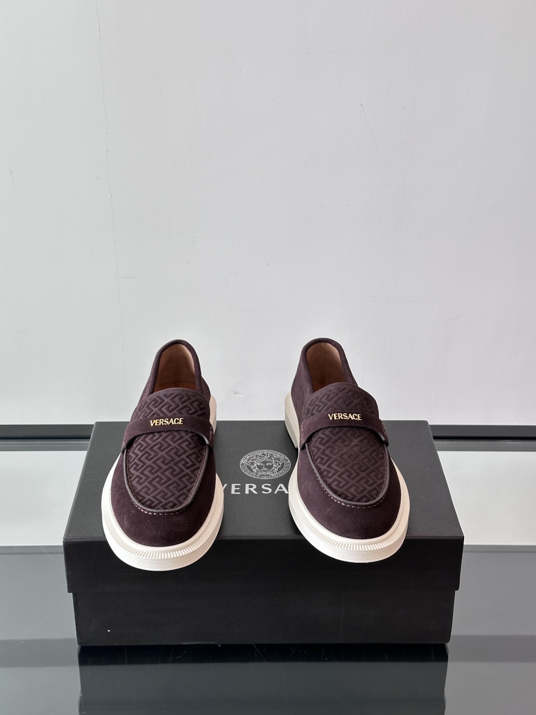 VERSACE范思哲2025新款时尚休闲运动男鞋👞！绒面皮革的材质不仅触感柔软，还散发着低调的魅力。内部