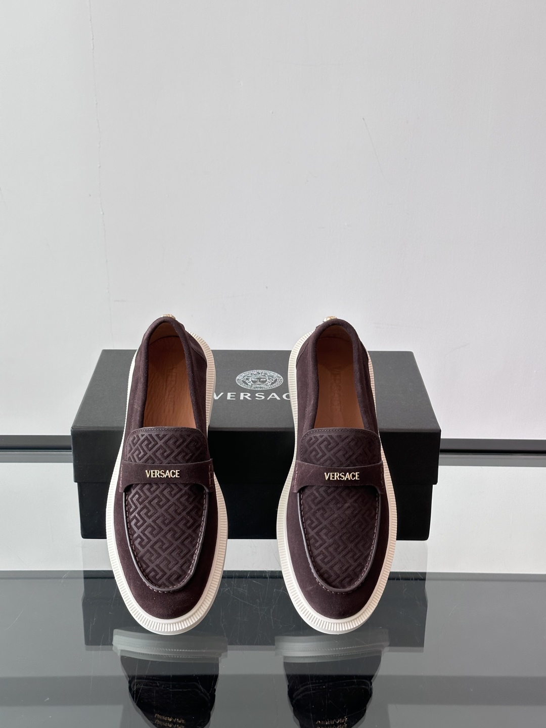 VERSACE范思哲2025新款时尚休闲运动男鞋👞！绒面皮革的材质不仅触感柔软，还散发着低调的魅力。内部