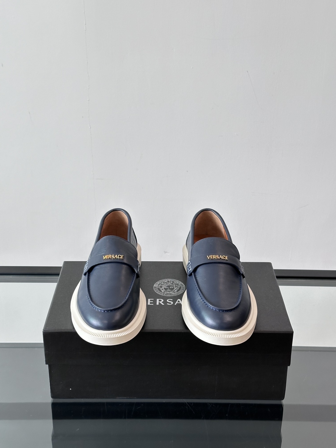 VERSACE范思哲2025新款时尚休闲运动男鞋👞！进口牛皮革的材质不仅触感柔软，还散发着低调的魅力。内
