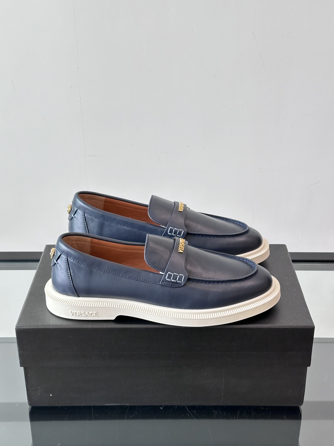 VERSACE范思哲2025新款时尚休闲运动男鞋👞！进口牛皮革的材质不仅触感柔软，还散发着低调的魅力。内