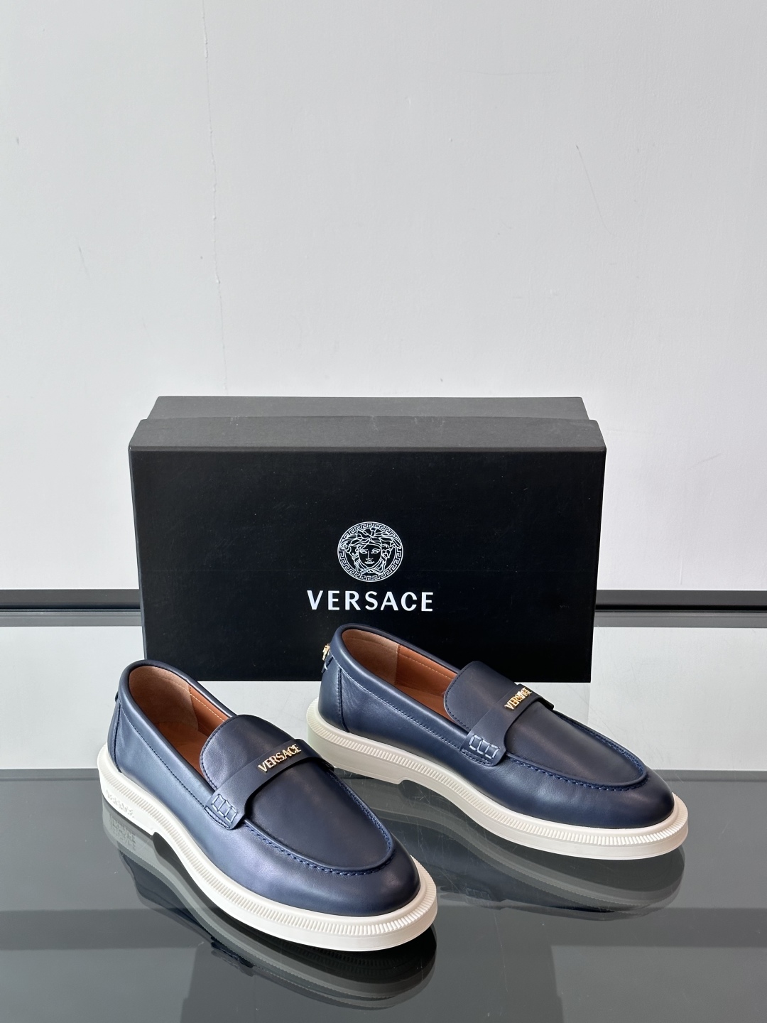 VERSACE范思哲2025新款时尚休闲运动男鞋👞！进口牛皮革的材质不仅触感柔软，还散发着低调的魅力。内