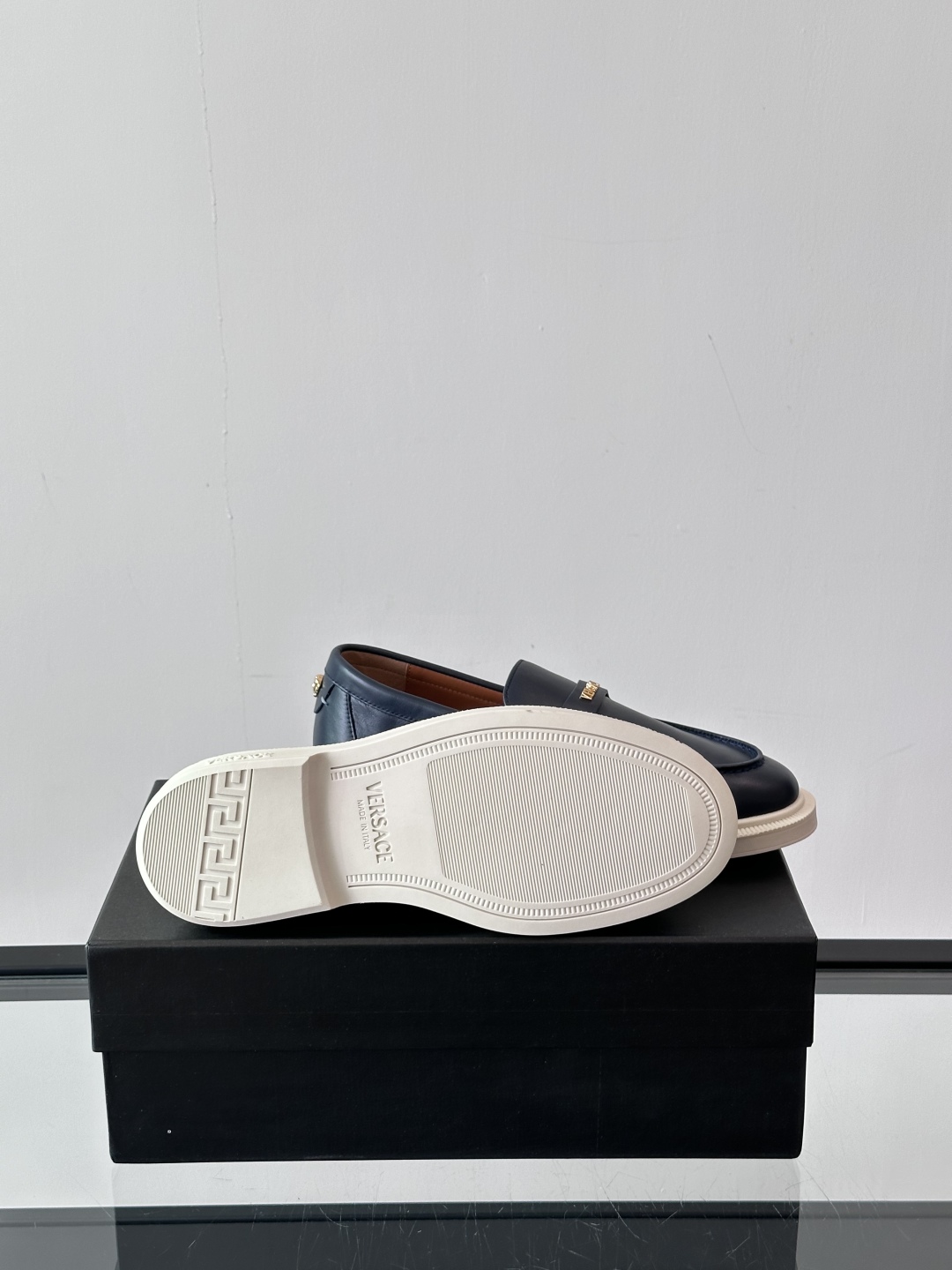 VERSACE范思哲2025新款时尚休闲运动男鞋👞！进口牛皮革的材质不仅触感柔软，还散发着低调的魅力。内