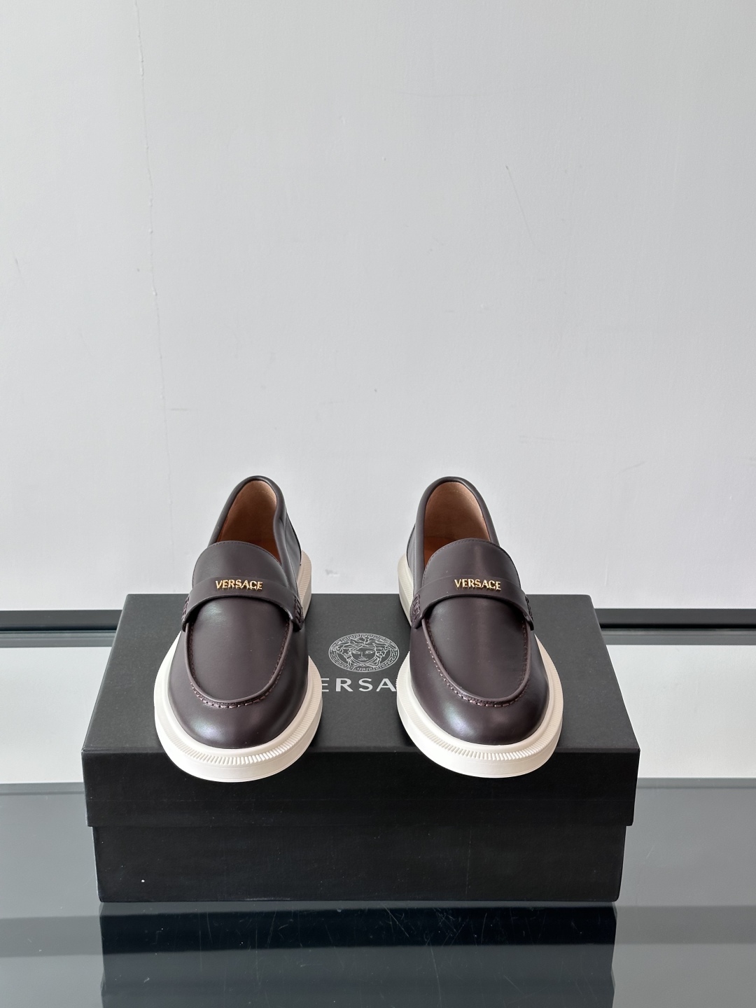 VERSACE范思哲2025新款时尚休闲运动男鞋👞！进口牛皮革的材质不仅触感柔软，还散发着低调的魅力。内