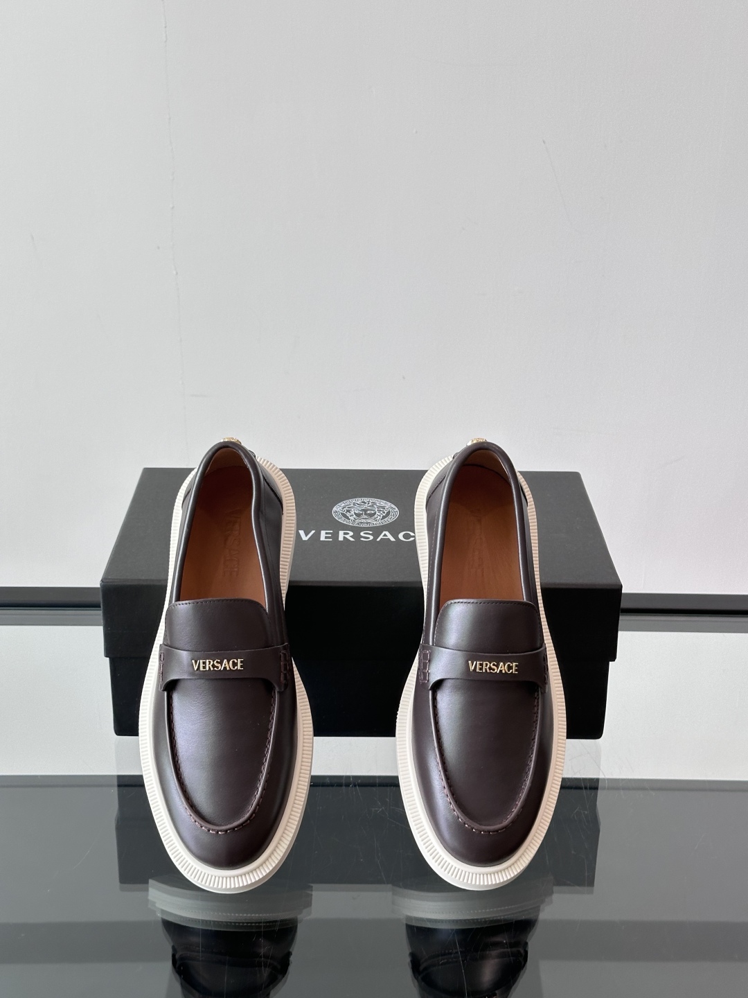 VERSACE范思哲2025新款时尚休闲运动男鞋👞！进口牛皮革的材质不仅触感柔软，还散发着低调的魅力。内