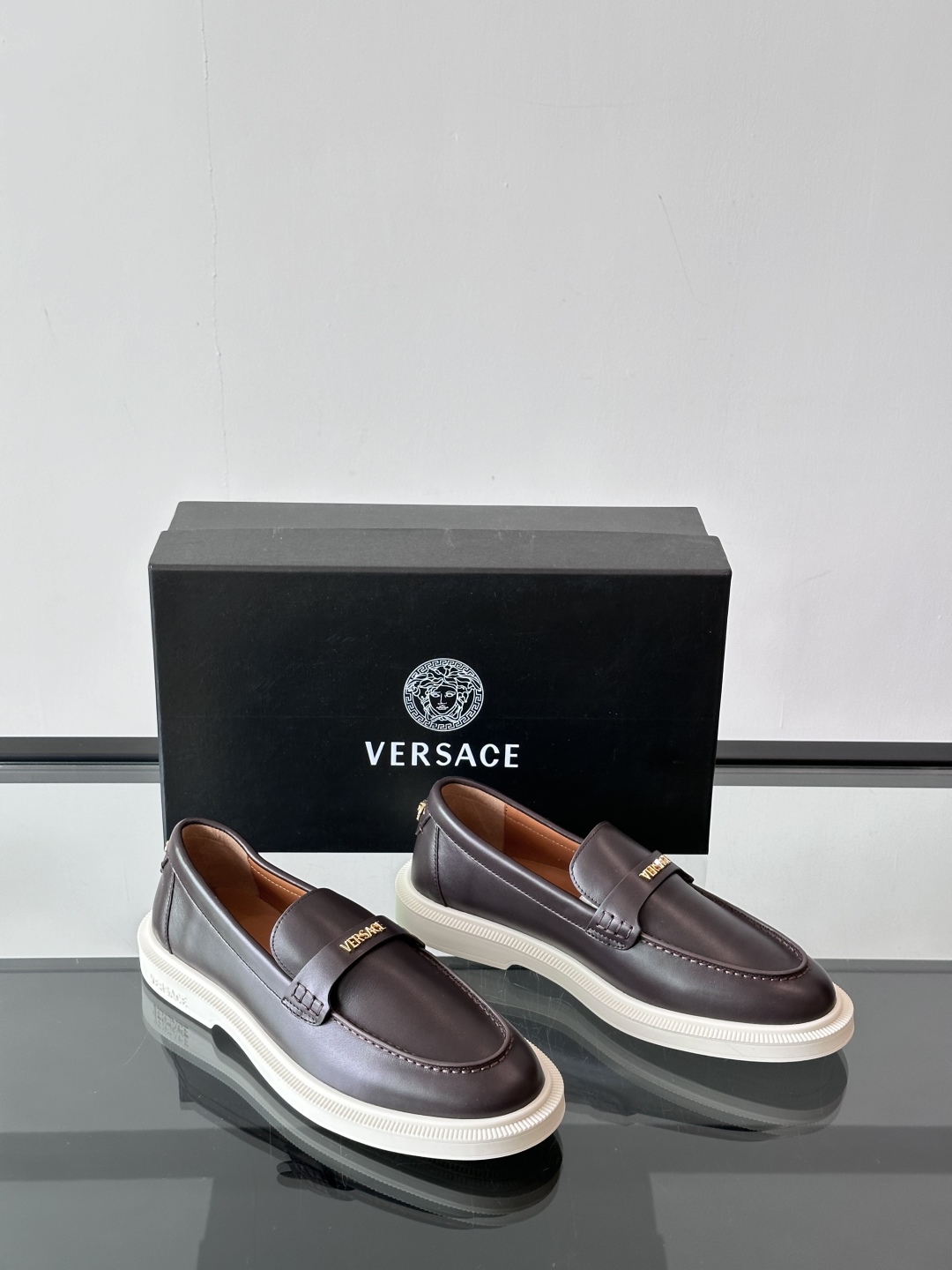 VERSACE范思哲2025新款时尚休闲运动男鞋👞！进口牛皮革的材质不仅触感柔软，还散发着低调的魅力。内