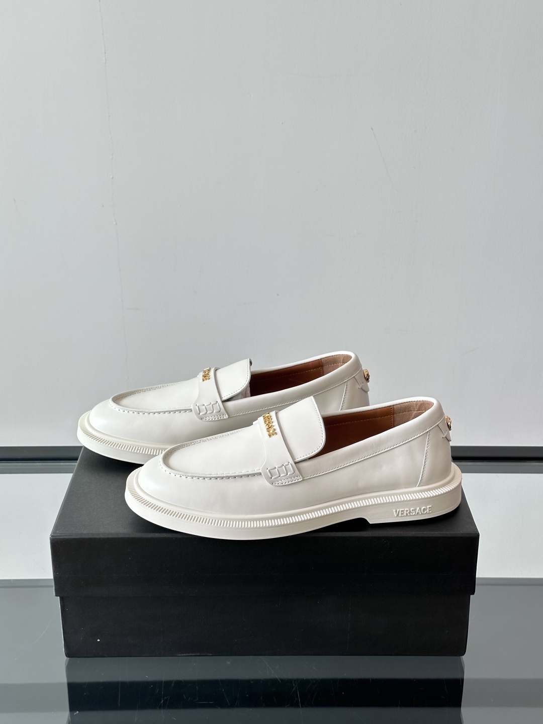 VERSACE范思哲2025新款时尚休闲运动男鞋👞！进口牛皮革的材质不仅触感柔软，还散发着低调的魅力。内