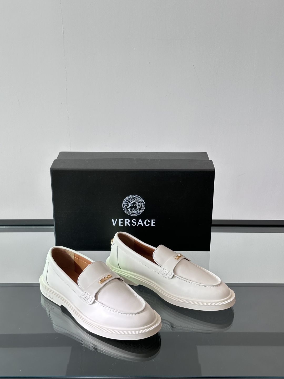 VERSACE范思哲2025新款时尚休闲运动男鞋👞！进口牛皮革的材质不仅触感柔软，还散发着低调的魅力。内