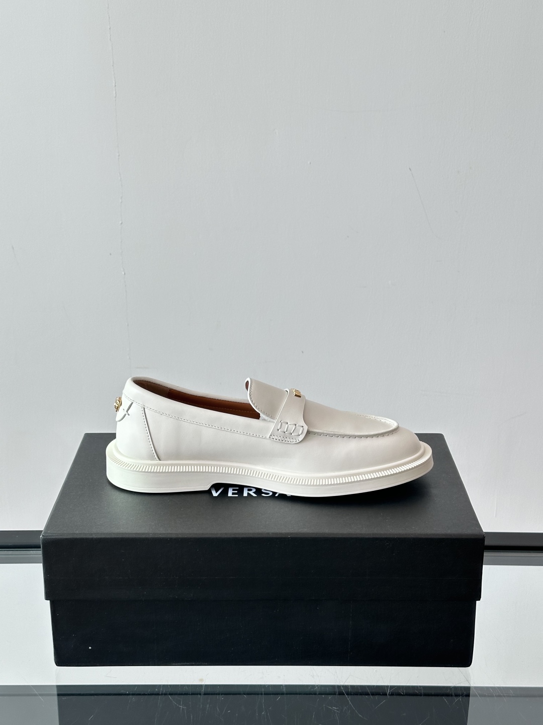 VERSACE范思哲2025新款时尚休闲运动男鞋👞！进口牛皮革的材质不仅触感柔软，还散发着低调的魅力。内