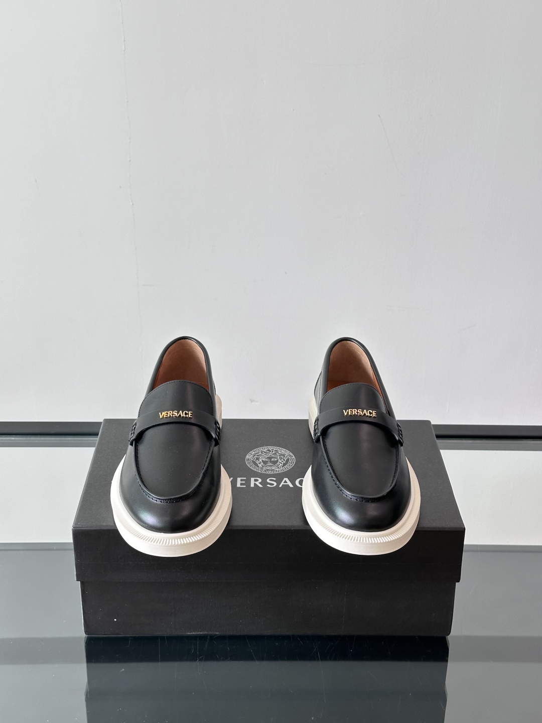 VERSACE范思哲2025新款时尚休闲运动男鞋👞！进口牛皮革的材质不仅触感柔软，还散发着低调的魅力。内