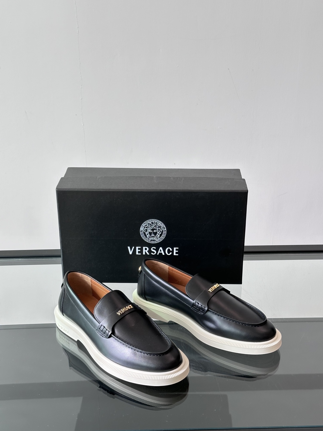VERSACE范思哲2025新款时尚休闲运动男鞋👞！进口牛皮革的材质不仅触感柔软，还散发着低调的魅力。内