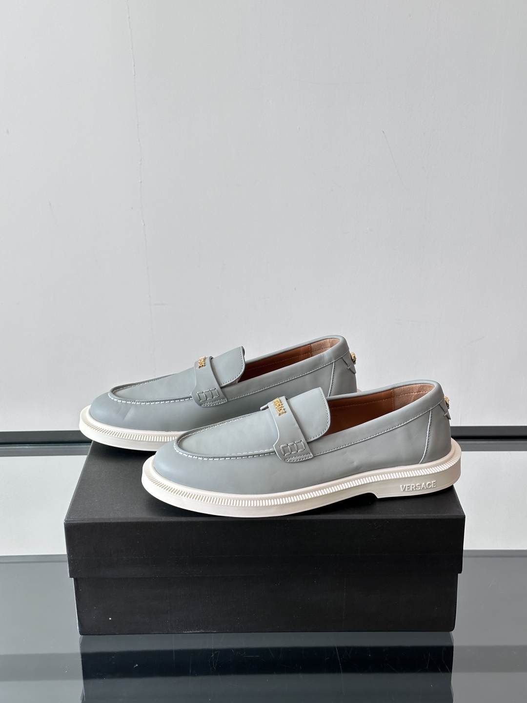 VERSACE范思哲2025新款时尚休闲运动男鞋👞！进口牛皮革的材质不仅触感柔软，还散发着低调的魅力。内