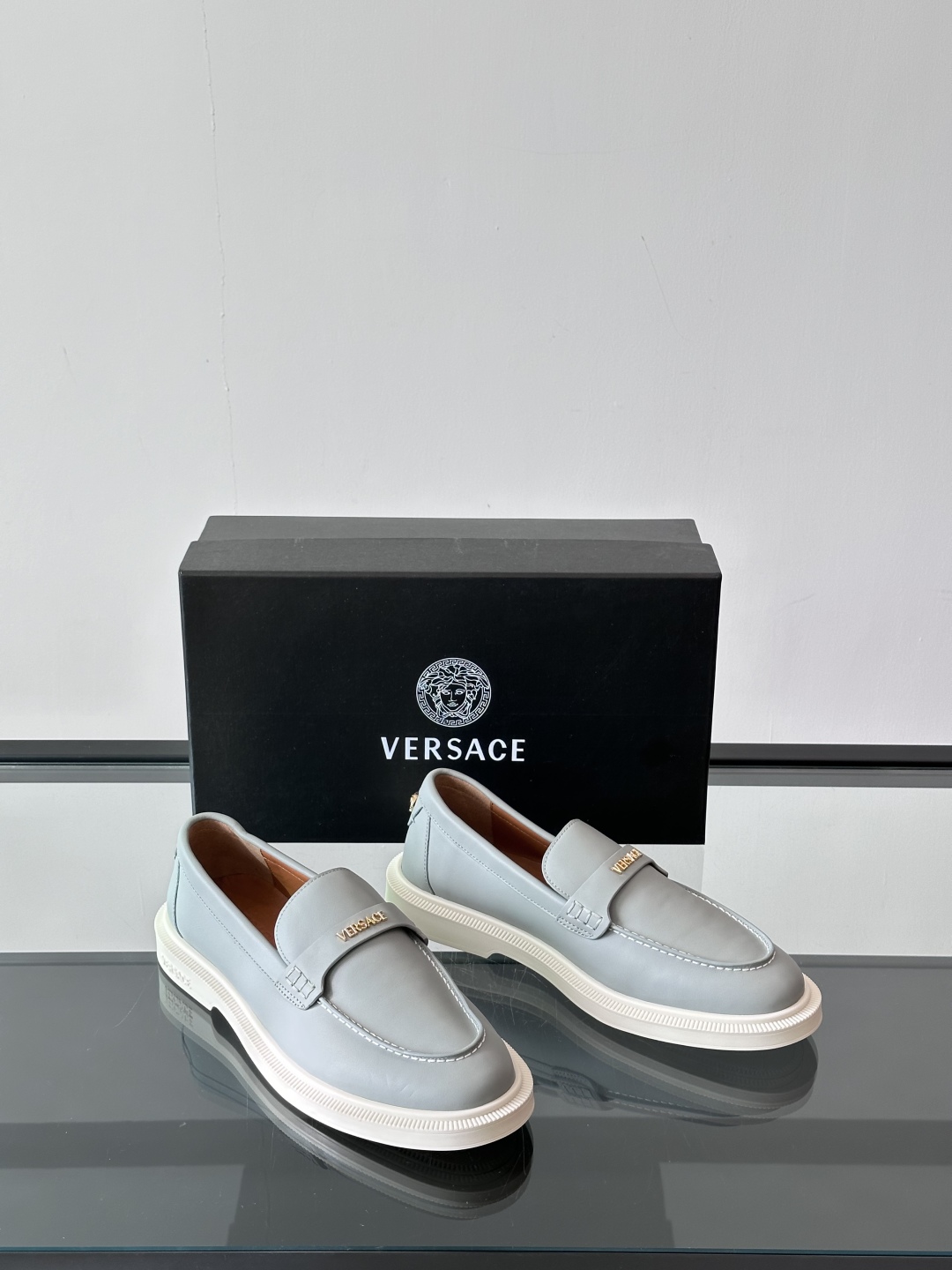 VERSACE范思哲2025新款时尚休闲运动男鞋👞！进口牛皮革的材质不仅触感柔软，还散发着低调的魅力。内