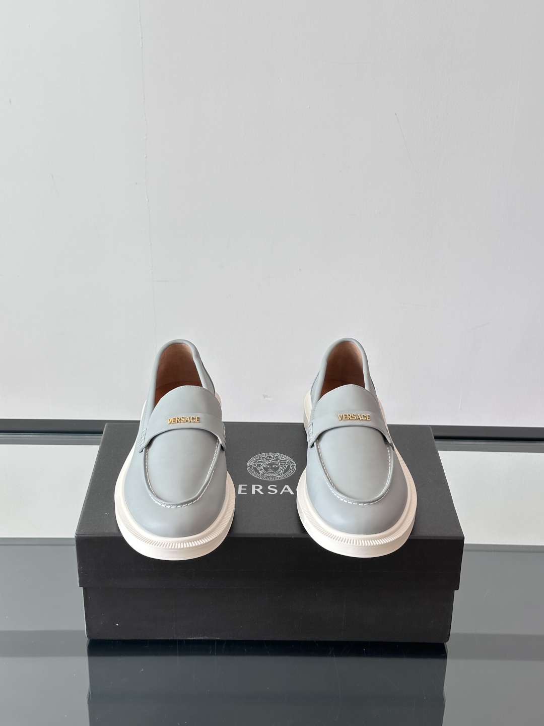 VERSACE范思哲2025新款时尚休闲运动男鞋👞！进口牛皮革的材质不仅触感柔软，还散发着低调的魅力。内