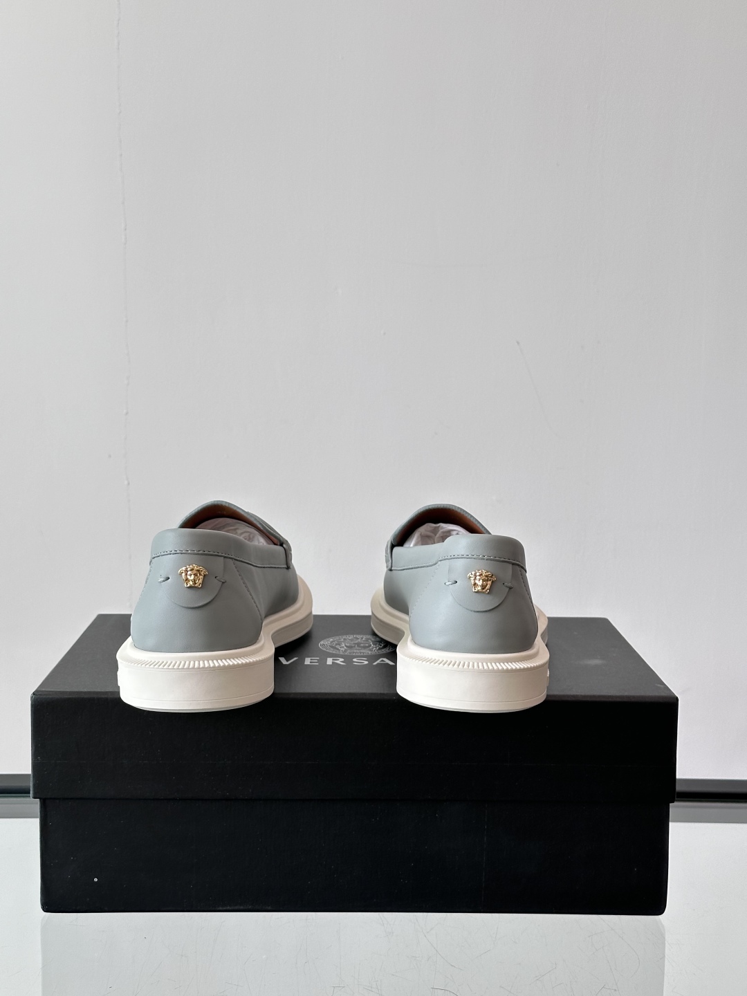 VERSACE范思哲2025新款时尚休闲运动男鞋👞！进口牛皮革的材质不仅触感柔软，还散发着低调的魅力。内