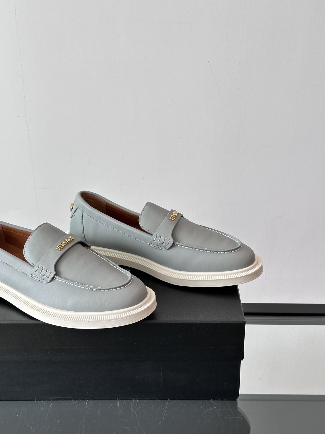 VERSACE范思哲2025新款时尚休闲运动男鞋👞！进口牛皮革的材质不仅触感柔软，还散发着低调的魅力。内