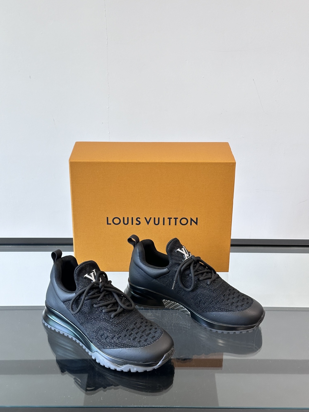 L.v 🆕RUN AWAY 运动鞋，本款 Run Away 运动鞋选用进口一体飞织打造，橡胶外底延续跑鞋