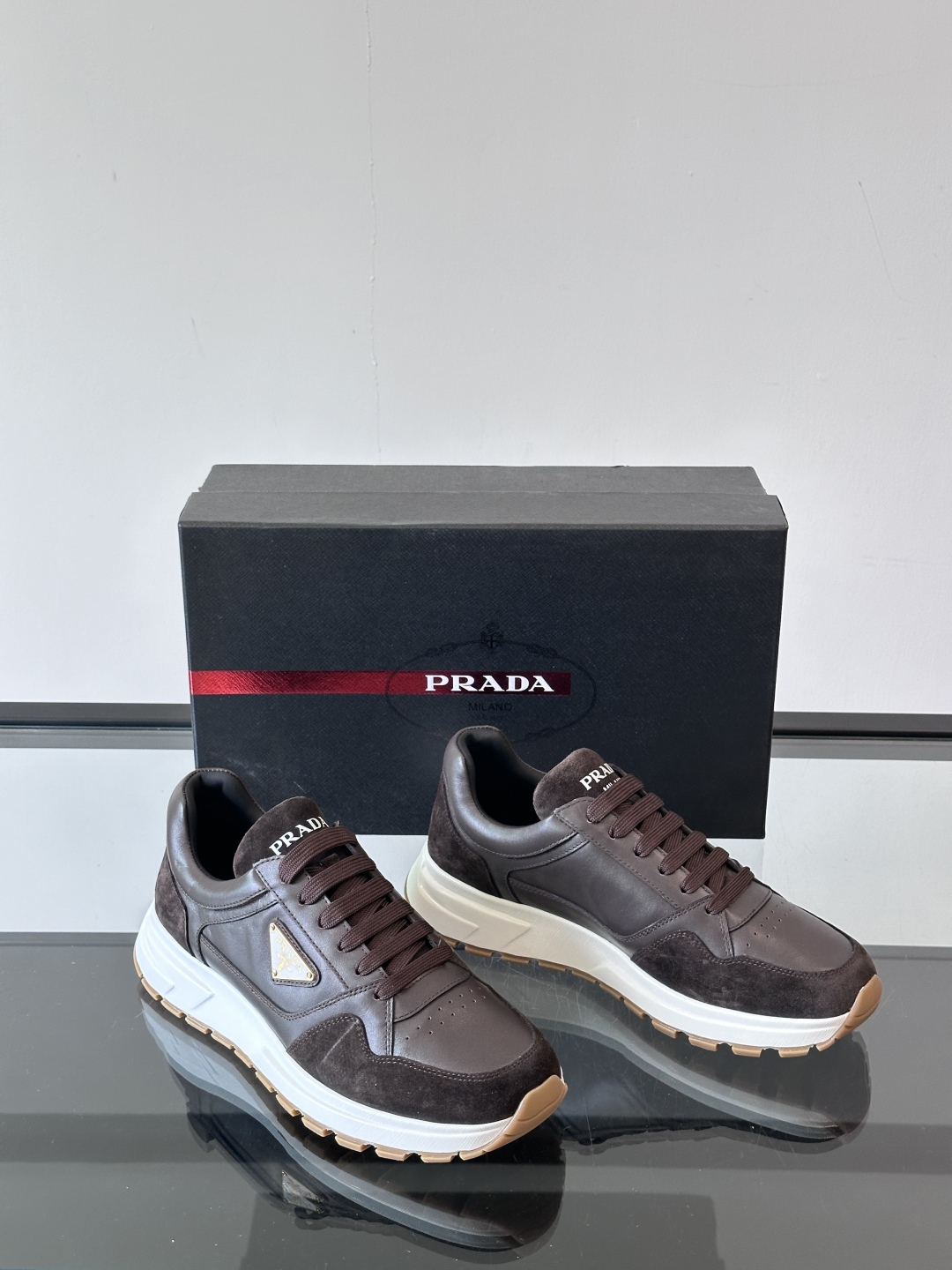 Prad*普拉达春夏新品男士高端运动鞋，这款运动鞋时尚百搭，简洁现代，融合运动风格和精致细节。选用进口牛