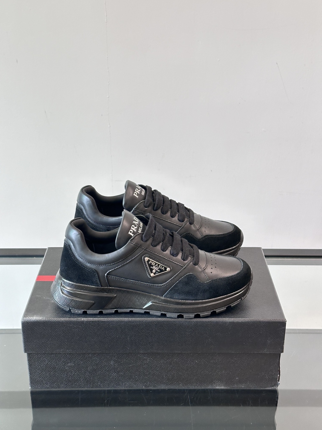 Prada Zapatillas Deportivas de Cuero para Hombre - Elegancia y Comodidad