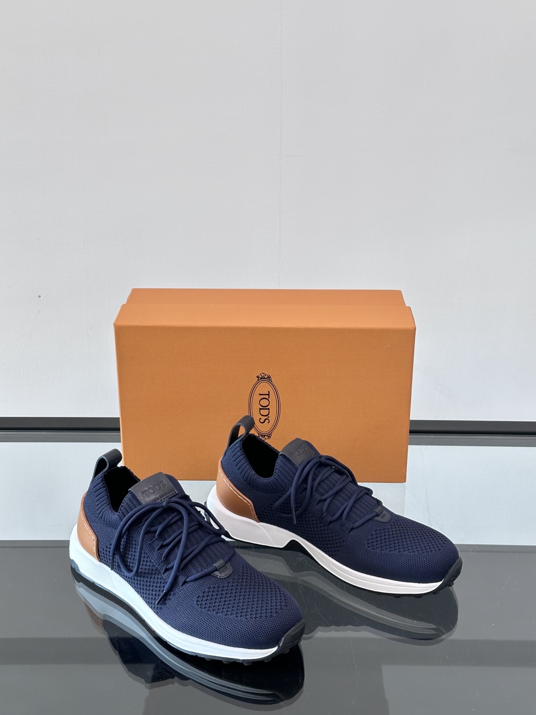 Tod'S 🆕新款男士休闲运动鞋，进口一体飞织材质，质感高端细腻，小牛皮垫脚，贴肤柔软，简约不简单，复古