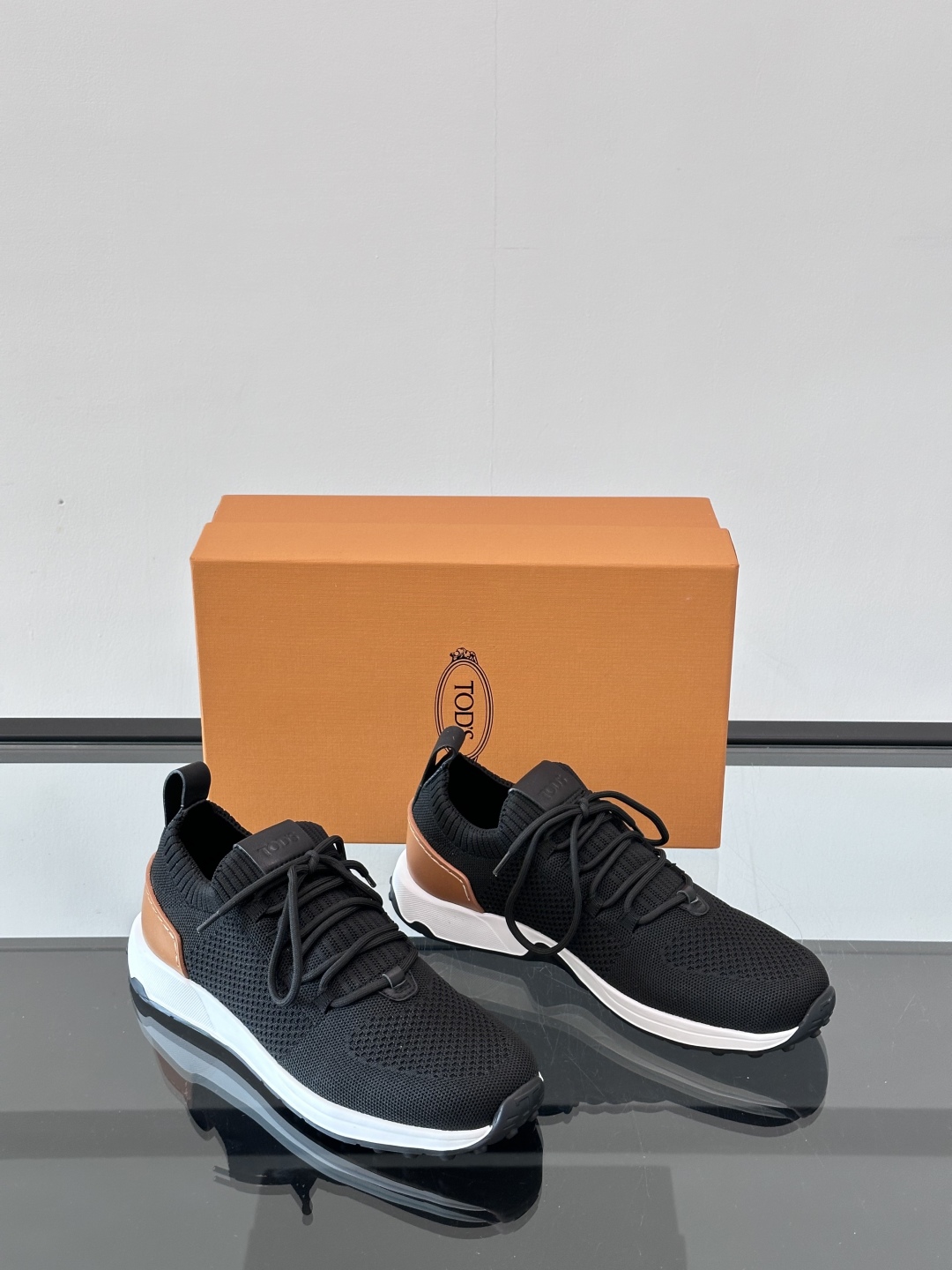 Tod'S 🆕新款男士休闲运动鞋，进口一体飞织材质，质感高端细腻，小牛皮垫脚，贴肤柔软，简约不简单，复古