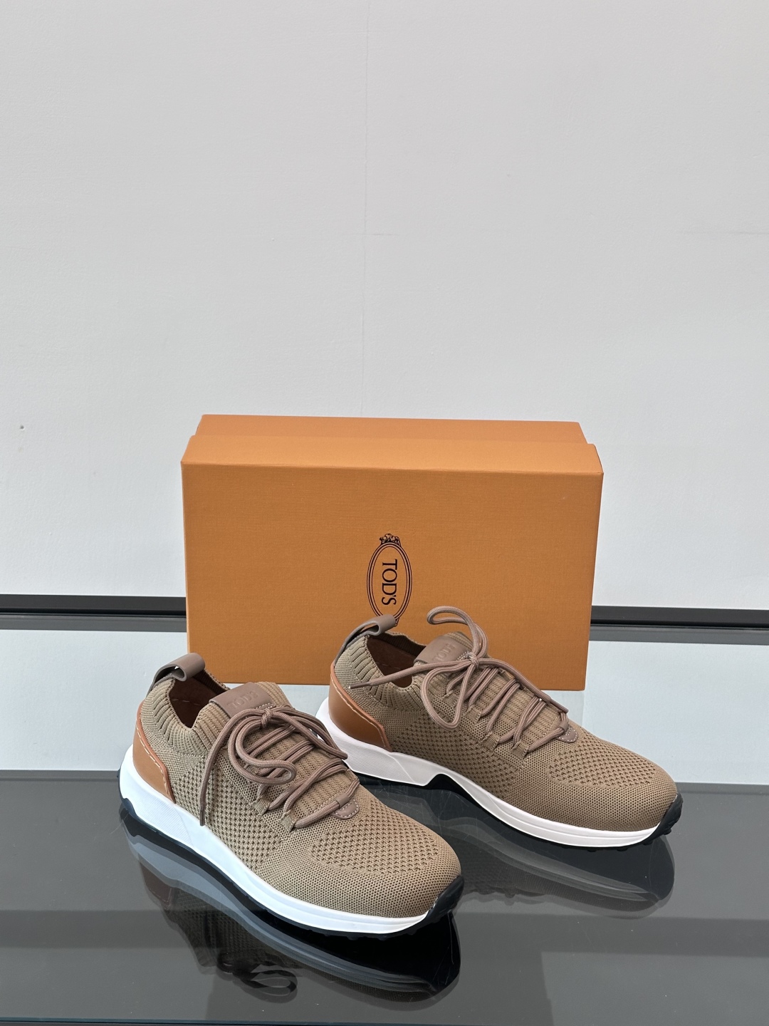 Tod'S 🆕新款男士休闲运动鞋，进口一体飞织材质，质感高端细腻，小牛皮垫脚，贴肤柔软，简约不简单，复古
