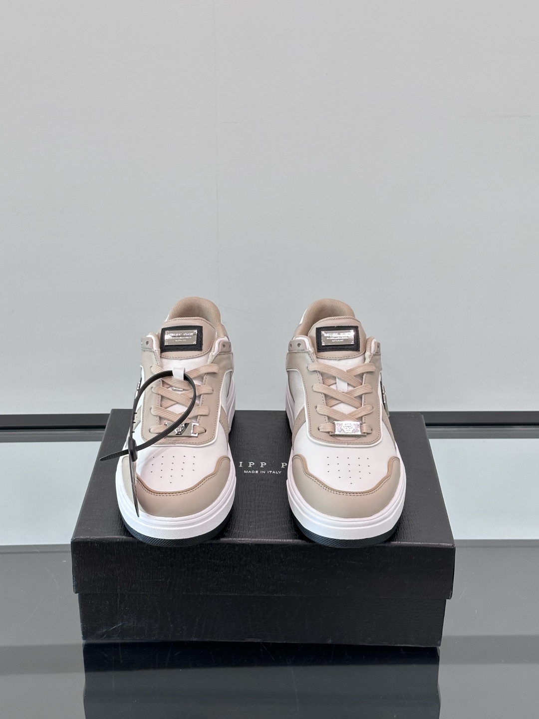PHILIPP PLEIN-菲利普•普莱茵，德国潮牌男士低帮板鞋，牛皮鞋面设计，鞋面皮牛皮打造，透气布内