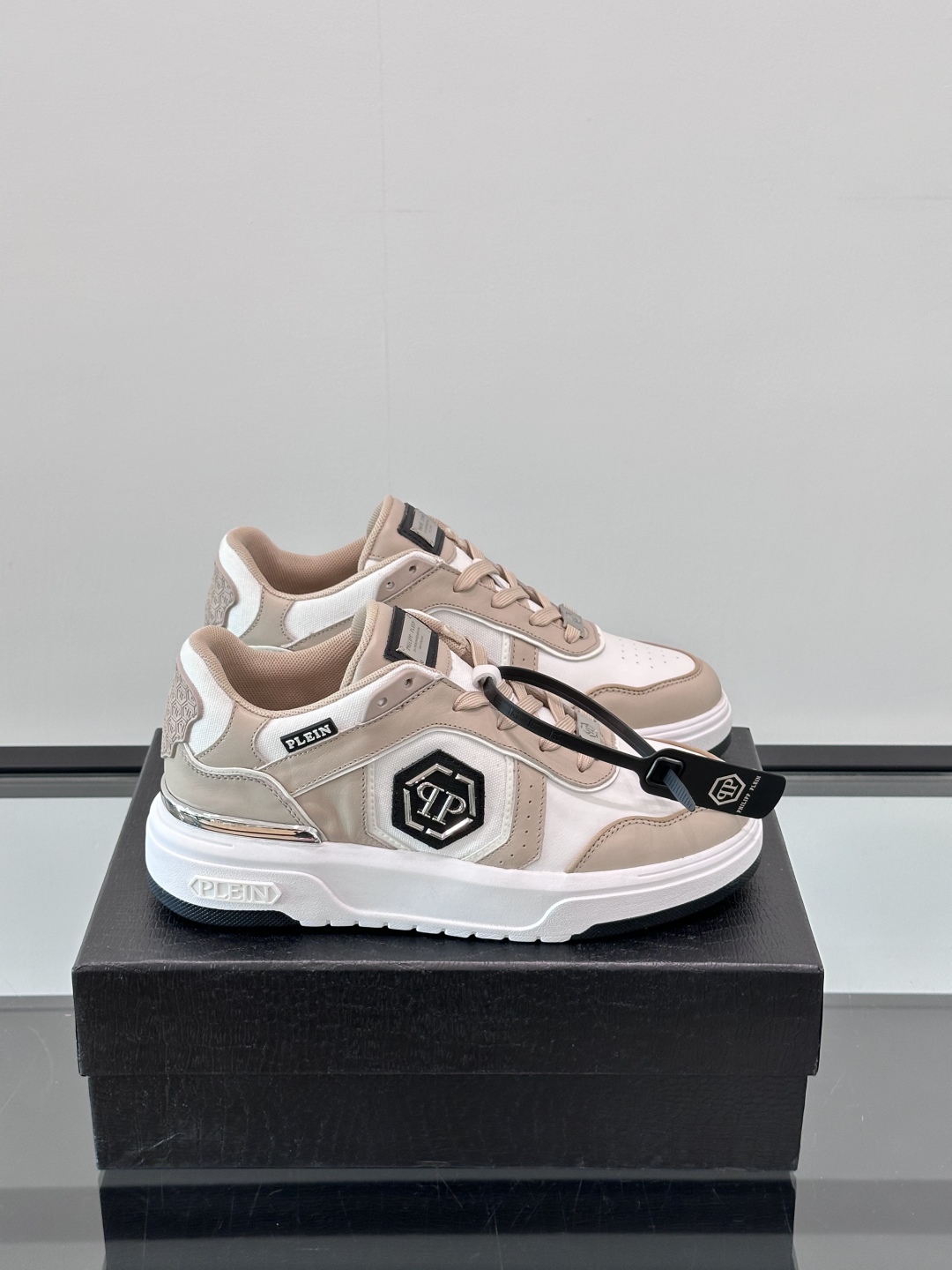 PHILIPP PLEIN-菲利普•普莱茵，德国潮牌男士低帮板鞋，牛皮鞋面设计，鞋面皮牛皮打造，透气布内