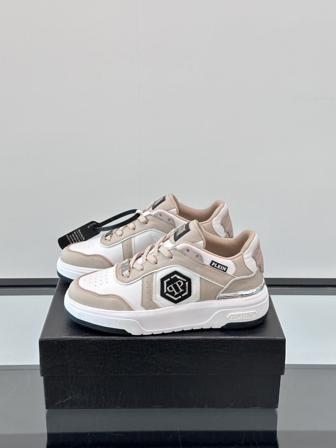 PHILIPP PLEIN-菲利普•普莱茵，德国潮牌男士低帮板鞋，牛皮鞋面设计，鞋面皮牛皮打造，透气布内