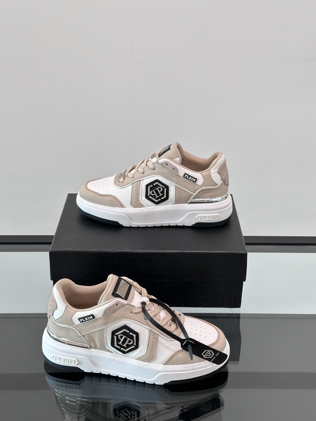 PHILIPP PLEIN-菲利普•普莱茵，德国潮牌男士低帮板鞋，牛皮鞋面设计，鞋面皮牛皮打造，透气布内